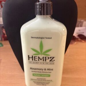 Hempz Rosemary & Mint Herbal Body Moisturizer - Pale Green